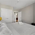 Apartment Beautiful Centrally Located 3 Bedroom *
