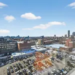 Apartment Modern 2br Prime Downtown Location