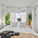 Modern 2br Prime Downtown Location Apartment