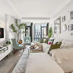 Cozy Family Suite In Boston With A Pool And Gym