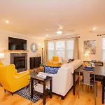 Apartment 2 Bedroom Unit W Elevator & In-unit Laundry