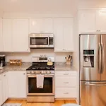 Stylish 2br W Full Kitchen, Laundry & Cen Air Boston