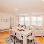 Stylish 2br W Full Kitchen, Laundry & Cen Air Apartment