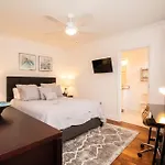 Stylish 2br W Full Kitchen, Laundry & Cen Air Apartment *