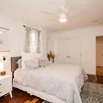 Stylish 2br W Full Kitchen, Laundry & Cen Air Apartment *