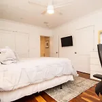 Stylish 2br W Full Kitchen, Laundry & Cen Air Apartment *
