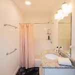 Stylish 2br W Full Kitchen, Laundry & Cen Air Apartment Boston