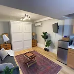 Renovated Studio, Near Hospitals, Mbta