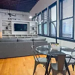 Expansive Back Bay Loft, Sleeps 4, 1B1B