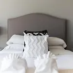 Three-Bedroom On D Street Apt 20
