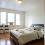 Charming 2 Bedroom Apartment By The Green Line With Private Parking