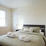 Charming 2 Bedroom Apartment By The Green Line With Private Parking