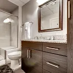 Global Luxury In South End Apartment