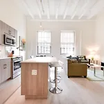 Global Luxury Downtown Apartment *