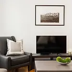 Premier Theater District Suites By Sonder
