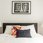 Premier Theater District Suites By Sonder