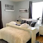~*30min To Downtown*~ The Cosmopolitan Holiday home Boston
