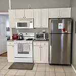 ~*30min To Downtown*~ The Cosmopolitan Holiday home Boston