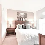 Global Luxury Downtown Apartment *