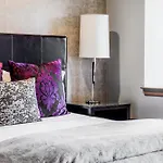 Clarendon Square 4*