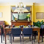 Clarendon Square 4*