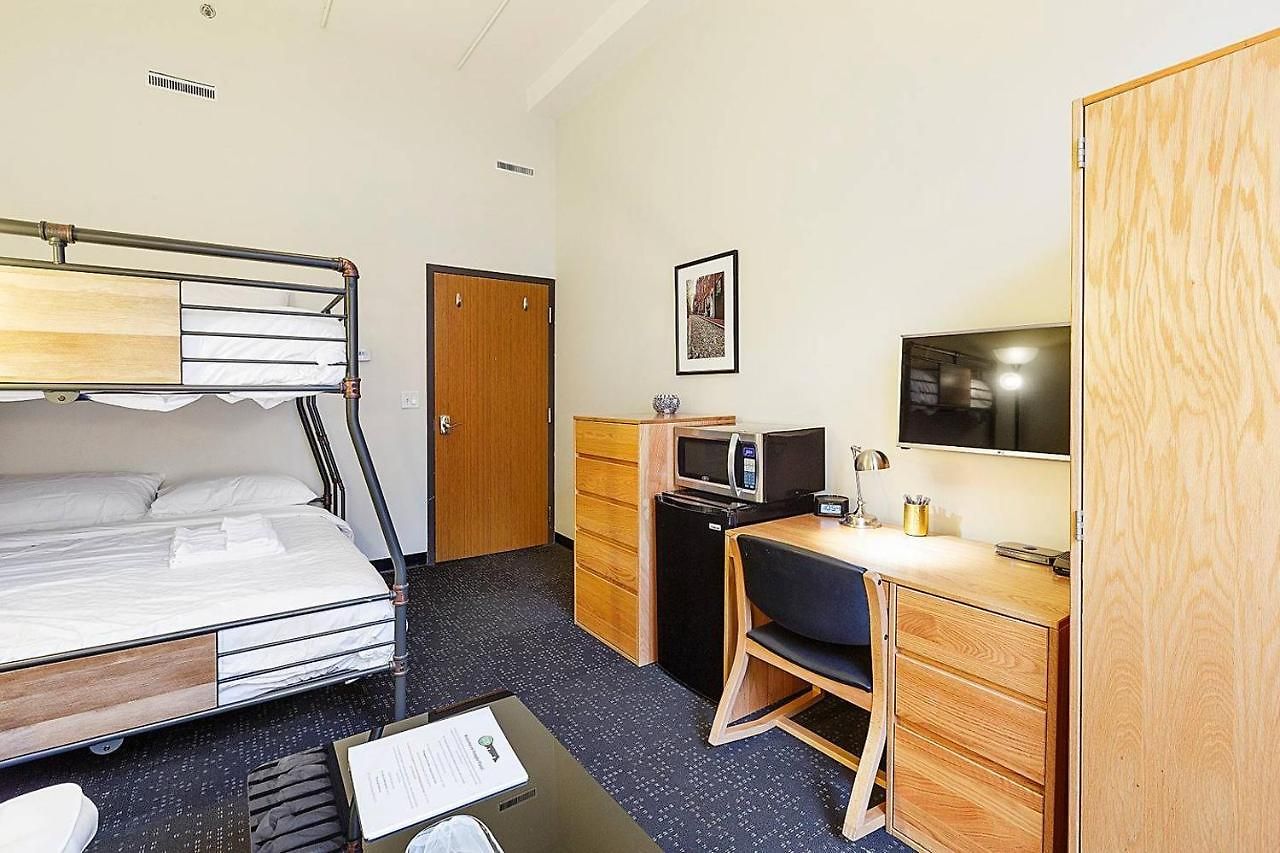 Studio Ready 4 Students & Traveling Professionals! 310 *