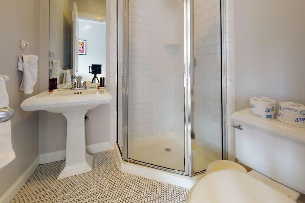 Centrally Located In The Southend, #25 Aparthotel
