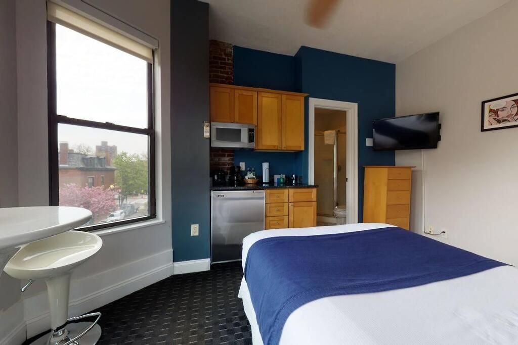 Centrally Located In The Southend, #25 3*