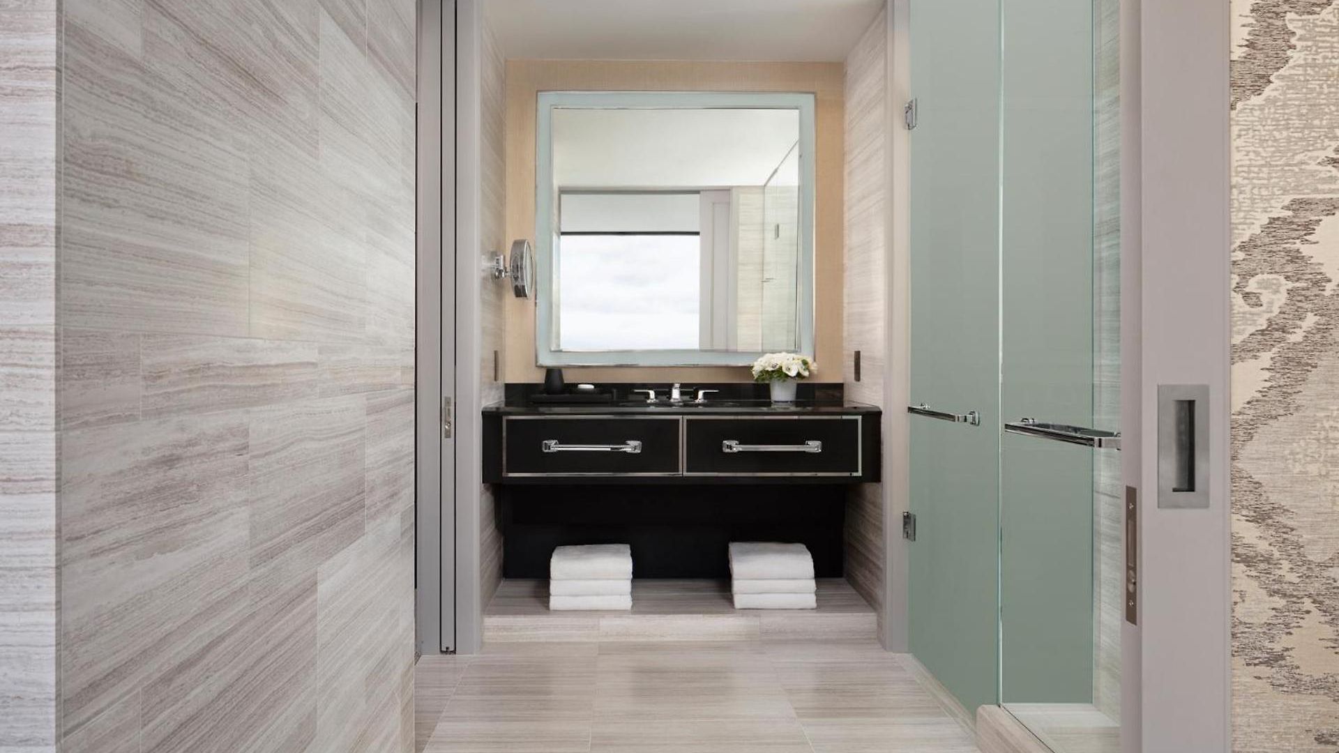 Four Seasons One Dalton Street, Hotel 5*