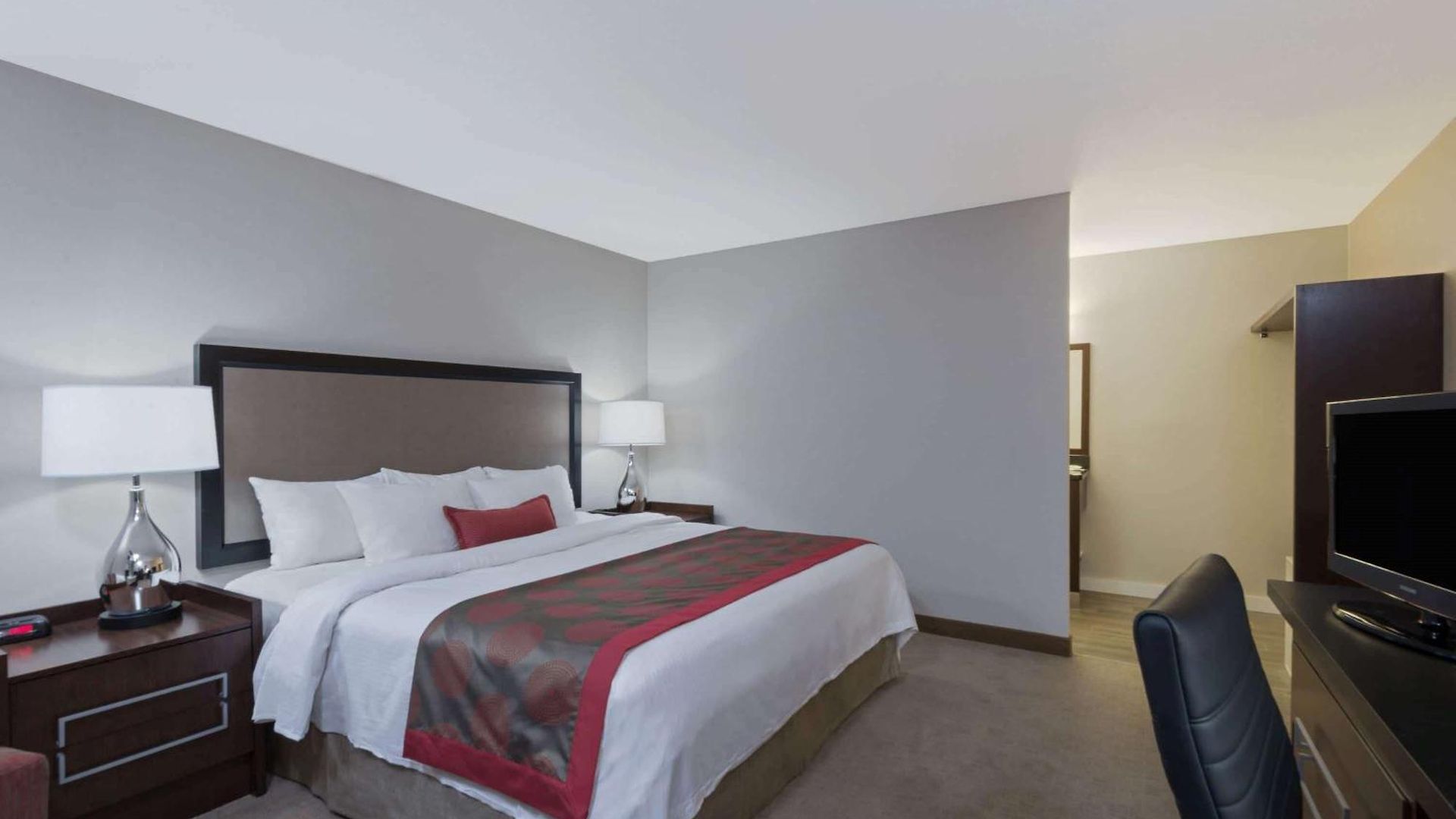 Ramada By Wyndham 3* Boston