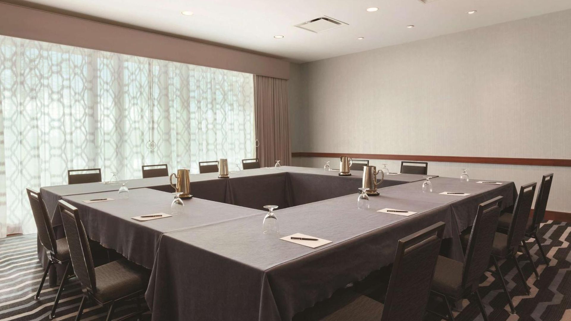 Hilton Logan Airport 4*