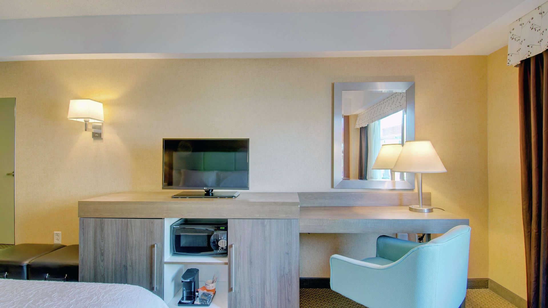 Hotel Hampton & Crosstown Center