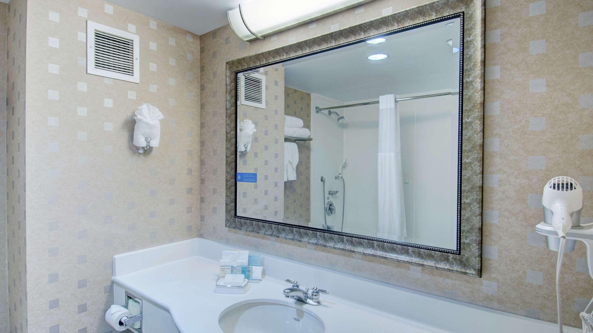 Hampton & Crosstown Center 3*