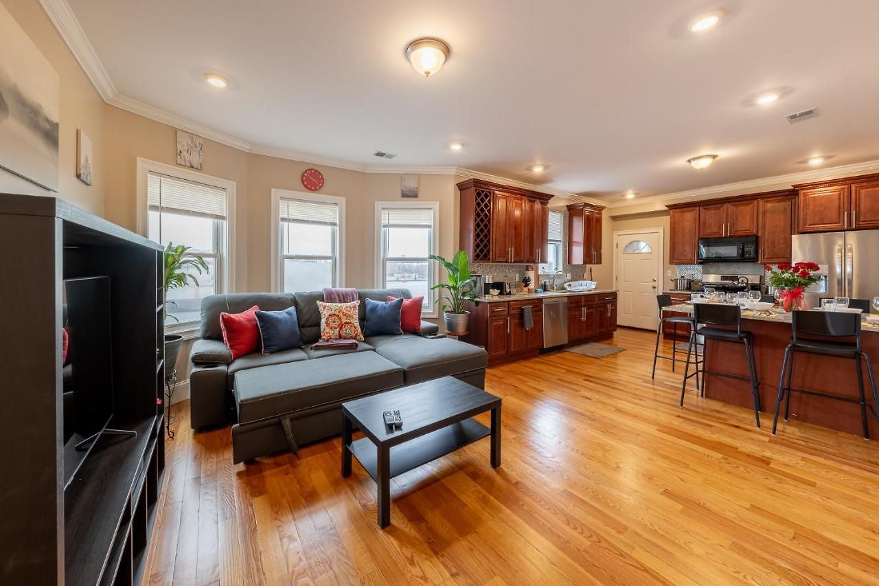 Vibrant 4br - Balcony, Bathtub, Tv Near I-95 & Pet Friendly 903 Apartment *