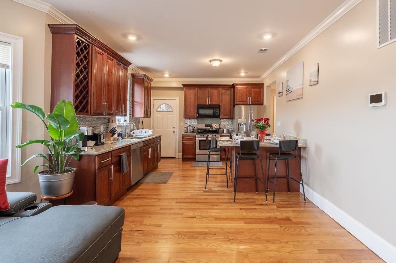 Vibrant 4br - Balcony, Bathtub, Tv Near I-95 & Pet Friendly 903 Apartment *