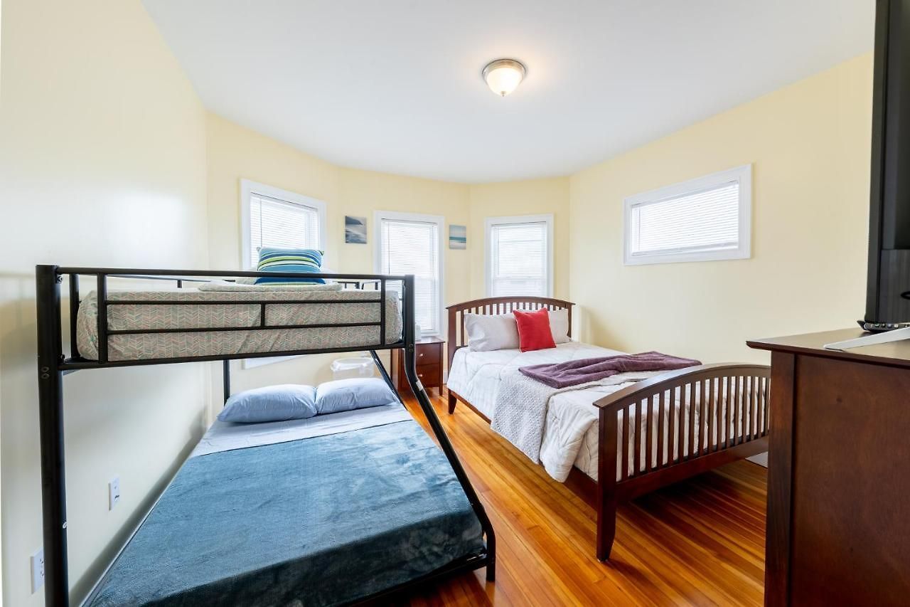 Vibrant 4br - Balcony, Bathtub, Tv Near I-95 & Pet Friendly 903 Boston