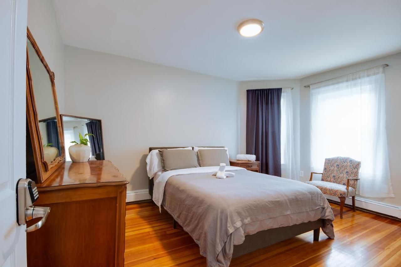 Queen Bedroom Apartment *