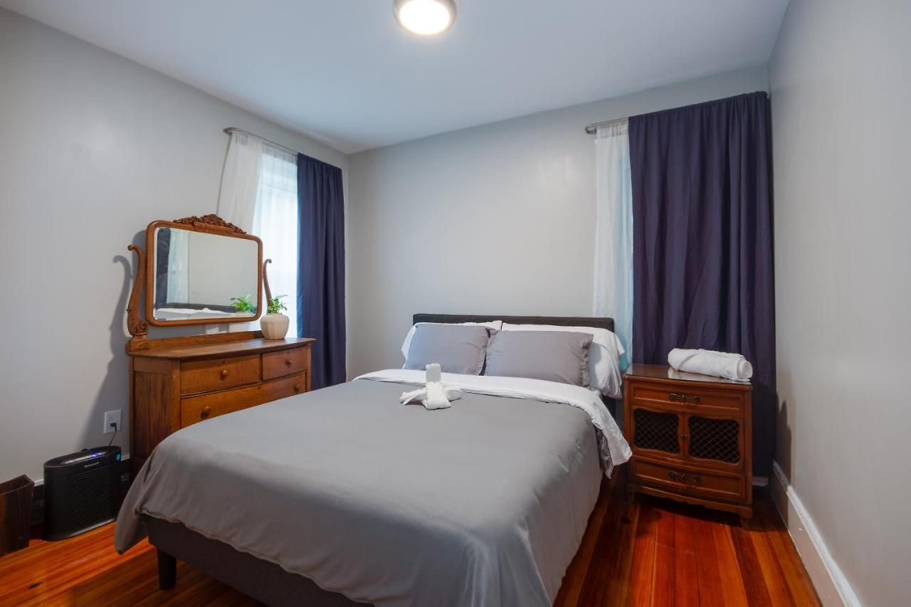 Queen Bedroom * Boston