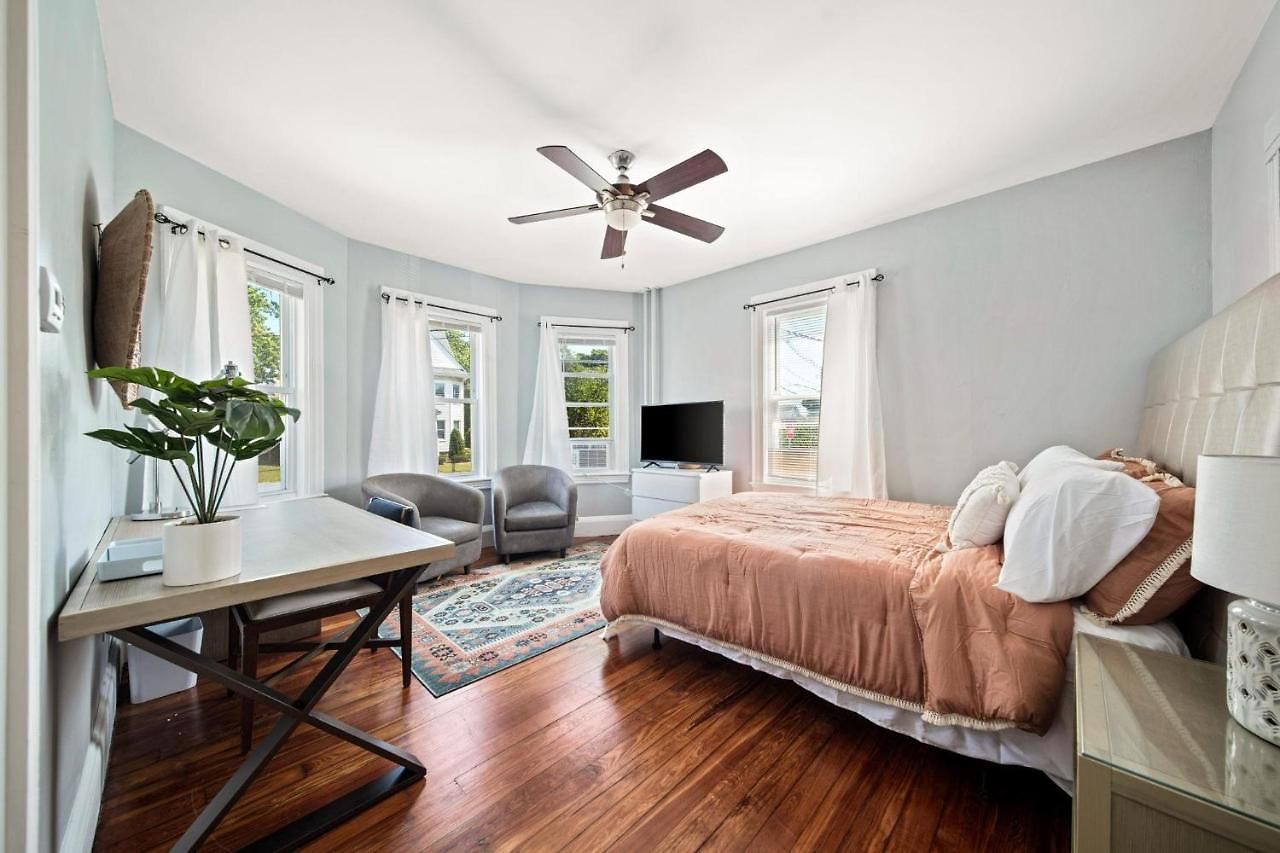 Cozy Up In 5br Near Charming Oak Square *