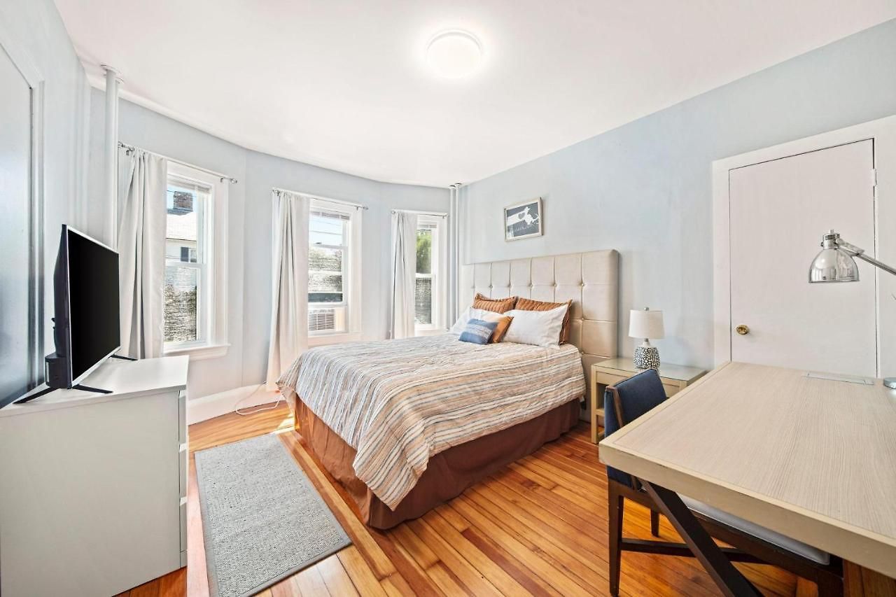 Cozy Up In 5br Near Charming Oak Square