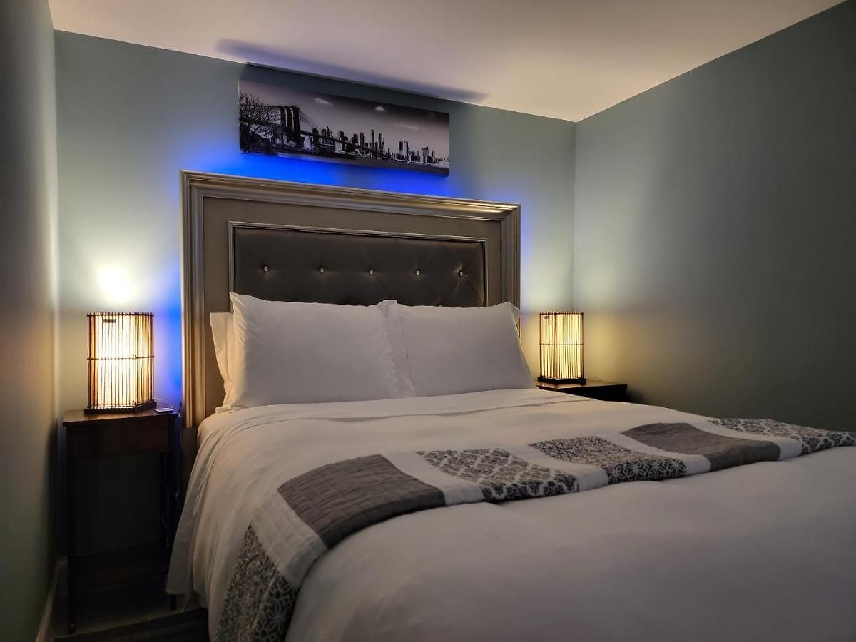Comfy And Chic Apartment! Free Parking *