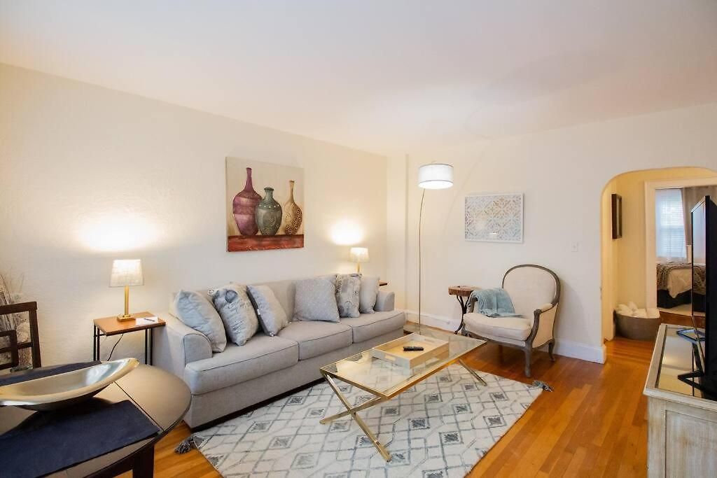 Sunny & Bright 1Br, Longwood Medical Hospitals * Boston