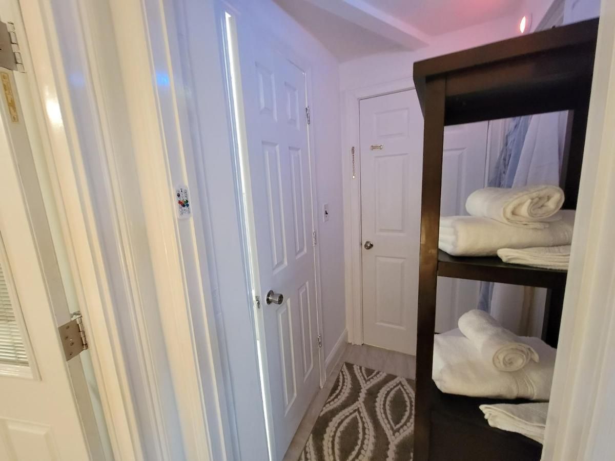 Apartment Comfy And Chic Apartment! Free Parking *
