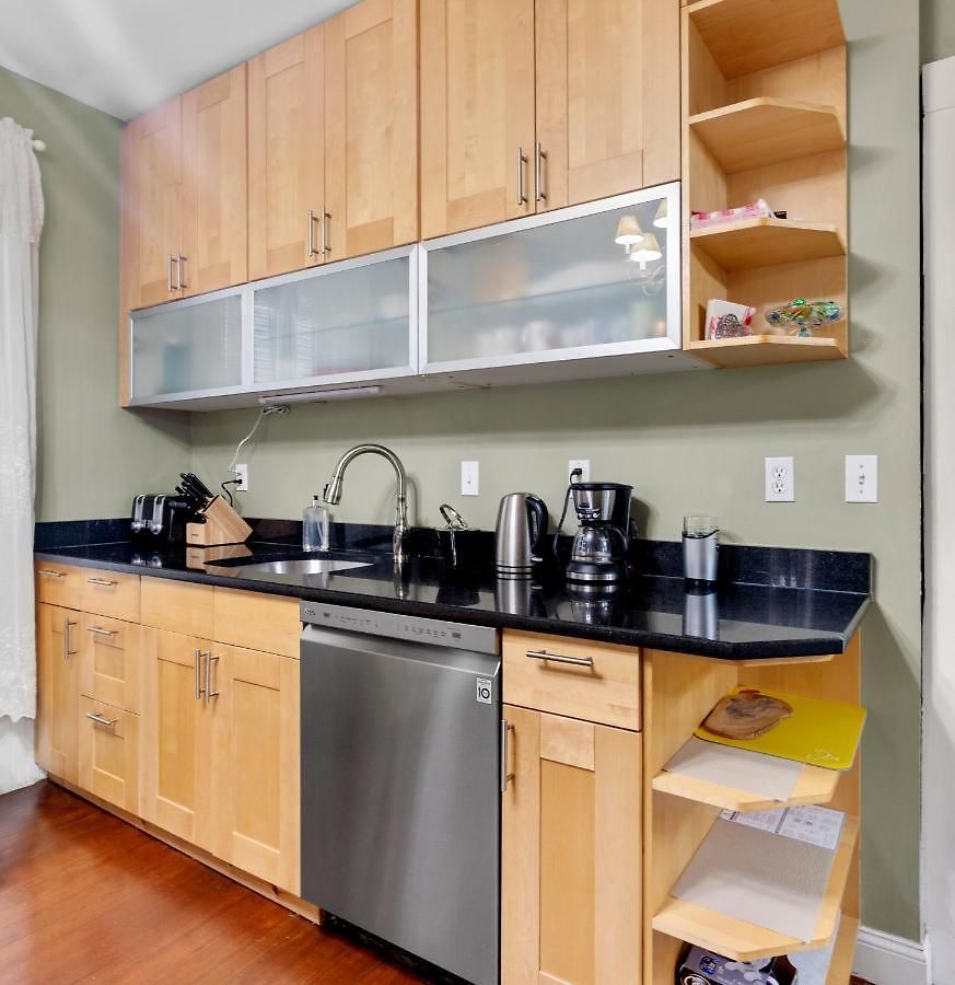 Bright & Spacious 3br, Mins From Downtown, Easy To Gillette, Parking *