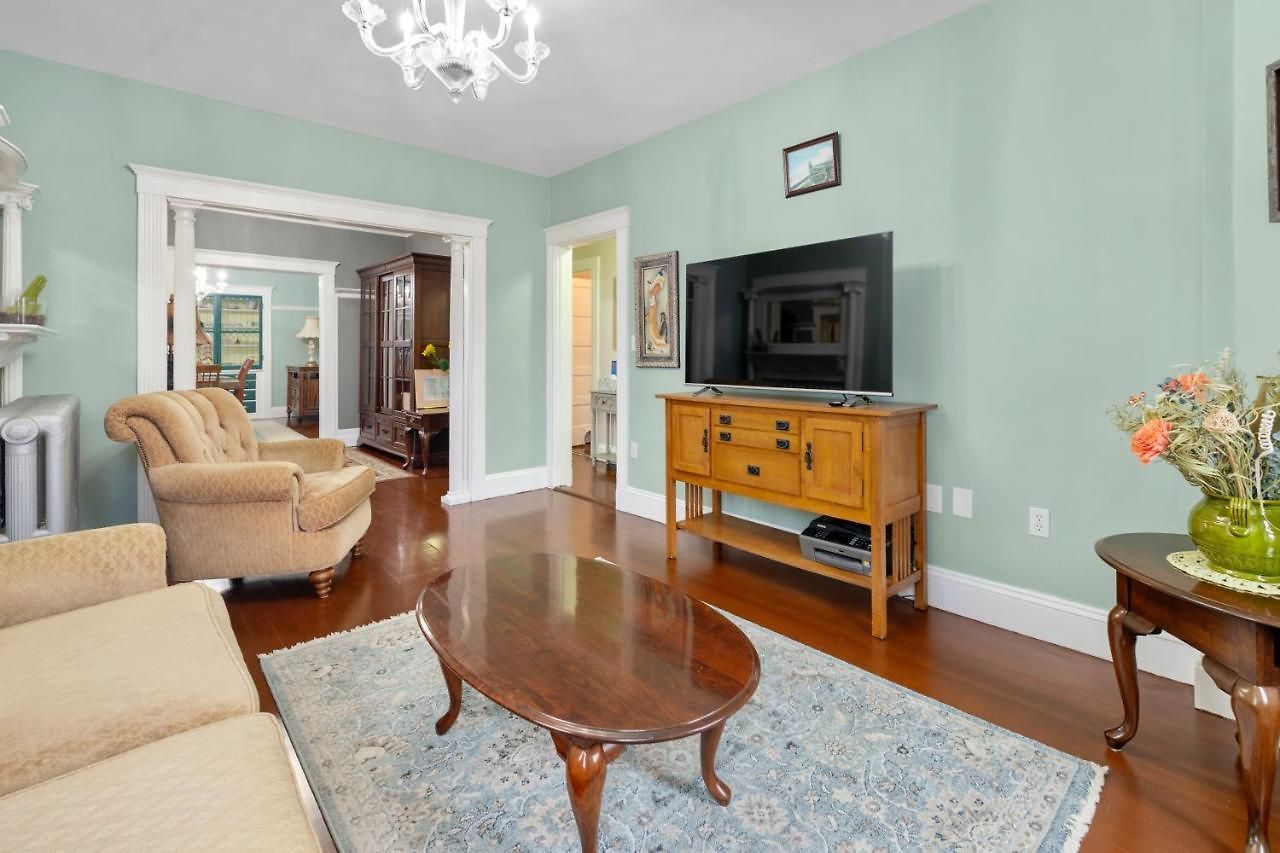 Bright & Spacious 3br, Mins From Downtown, Easy To Gillette, Parking Apartment