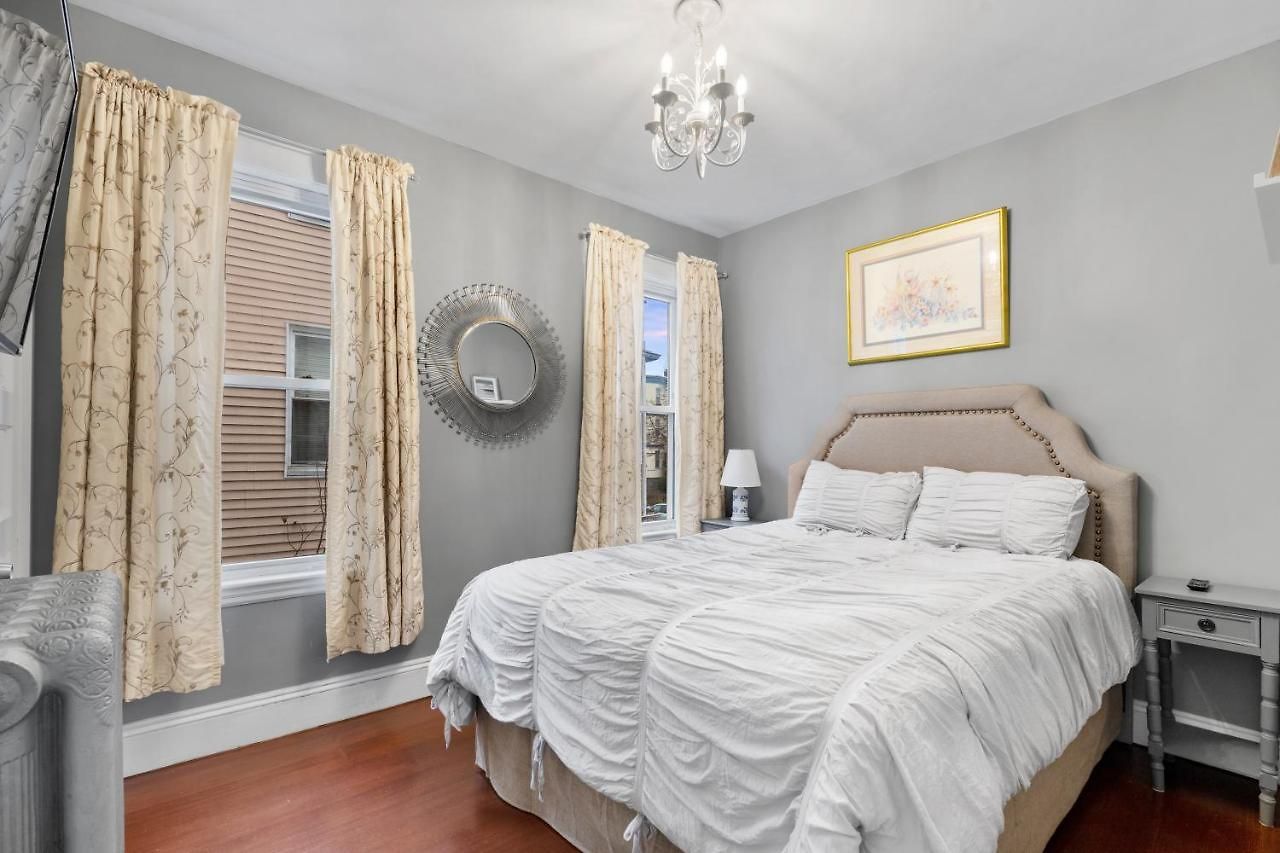 Bright & Spacious 3br, Mins From Downtown, Easy To Gillette, Parking Apartment