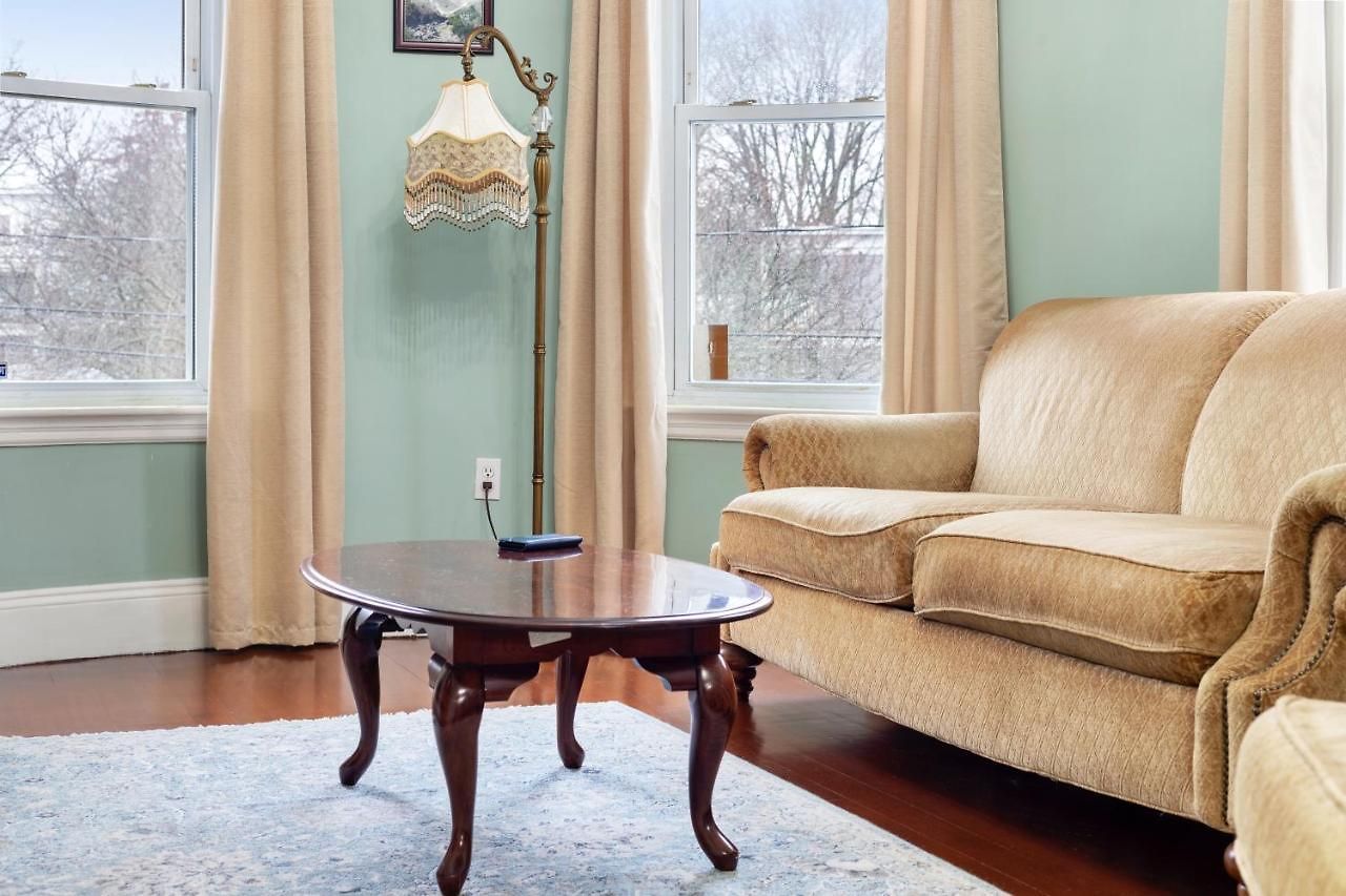 Apartment Bright & Spacious 3br, Mins From Downtown, Easy To Gillette, Parking Boston