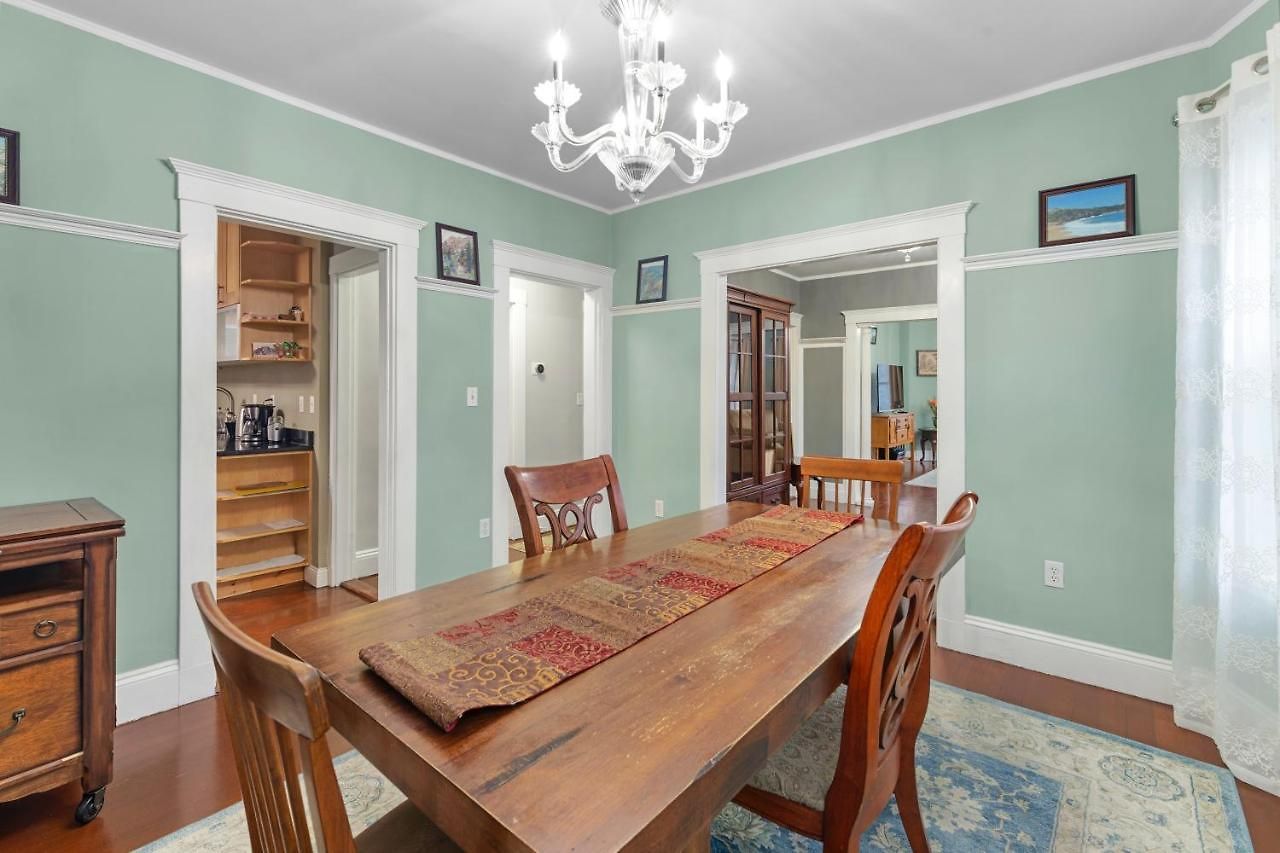 Apartment Bright & Spacious 3br, Mins From Downtown, Easy To Gillette, Parking Boston
