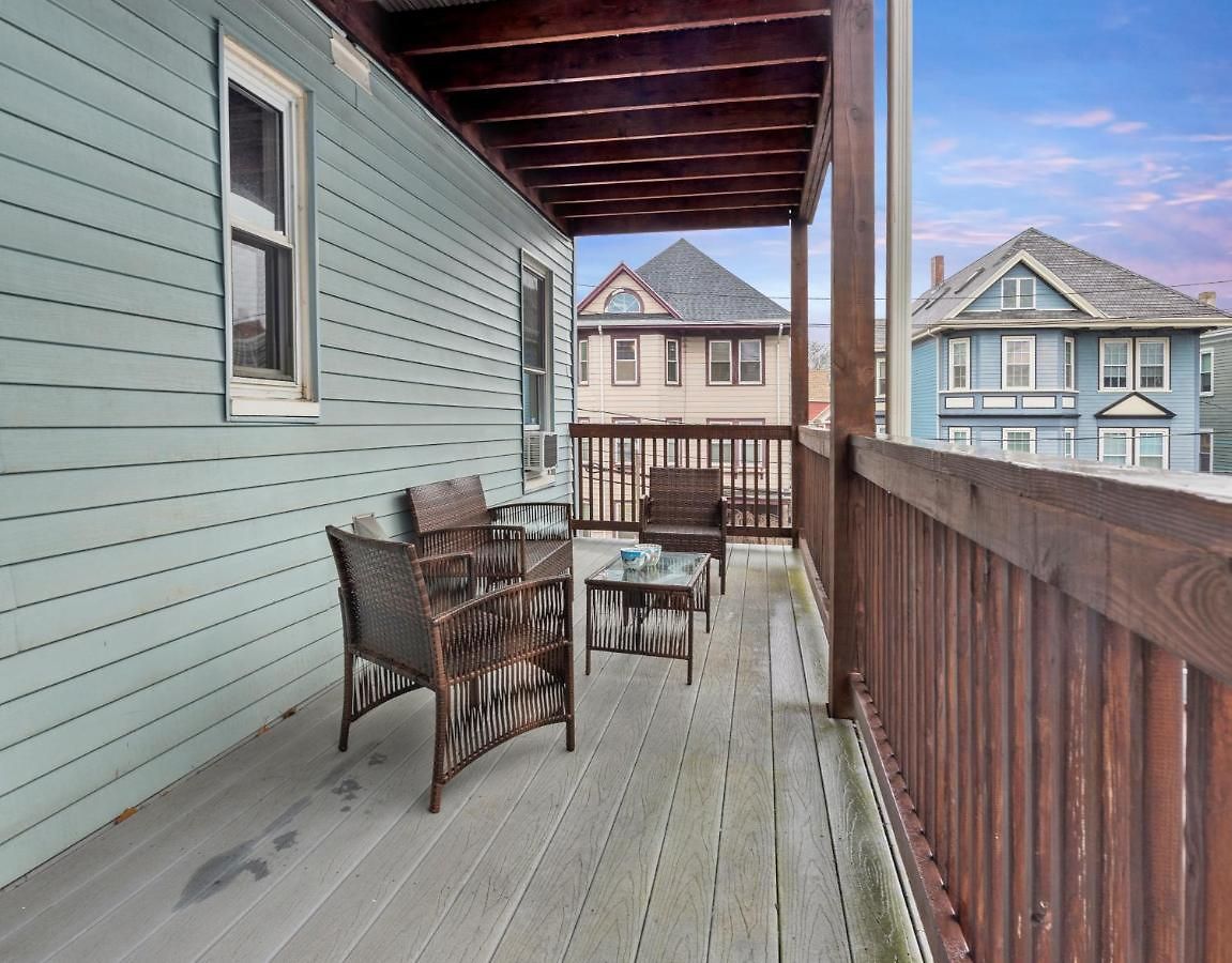 Bright & Spacious 3br, Mins From Downtown, Easy To Gillette, Parking *