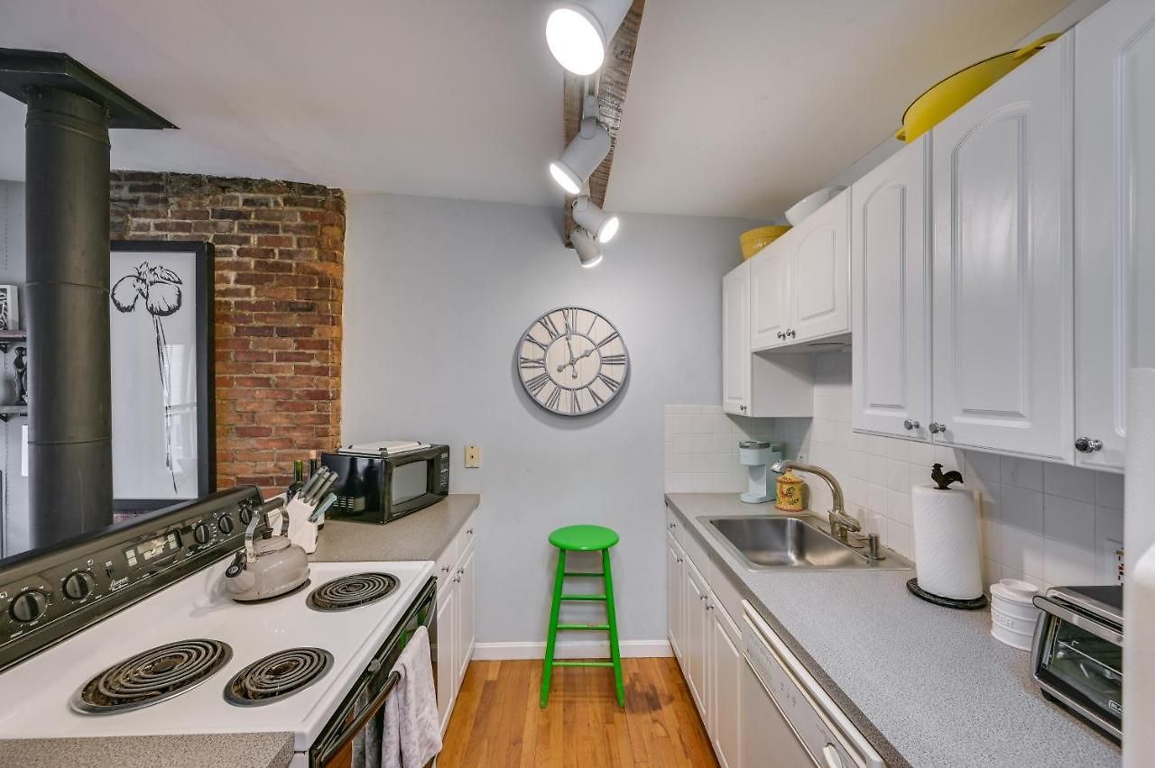 Cozy Vacation With Rooftop Deck! Holiday home Boston